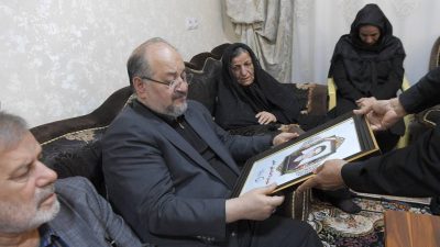 تقدیر مدیرعامل هلدینگ خلیج فارس و نماینده بندر ماهشهر از خانواده شهدای پتروشیمی