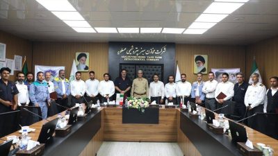 مهندس انصاری از کارگران نمونه شرکت مخازن سبز پتروشیمی عسلویه تقدیر کرد