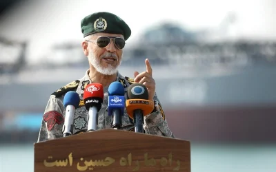 دریادار سیاری: دشمن شکست خورده؛ جوانان مسیر دفاع را ادامه دهند